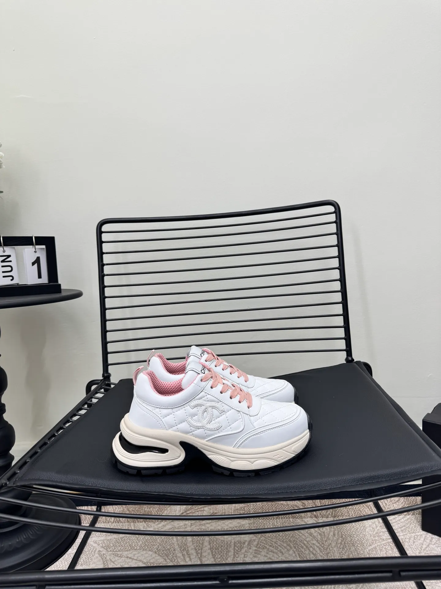 Men's men's shoes P660! Size: 35-41 Chanel 25C new Chanel sports and casual shoes. Versatile white shoes. You can’t go wrong with the styles. The contrasting colors are full of vitality. The logo embossed on the side is very delicate on the feet. The upper is made of original customized materials. The original outsole.